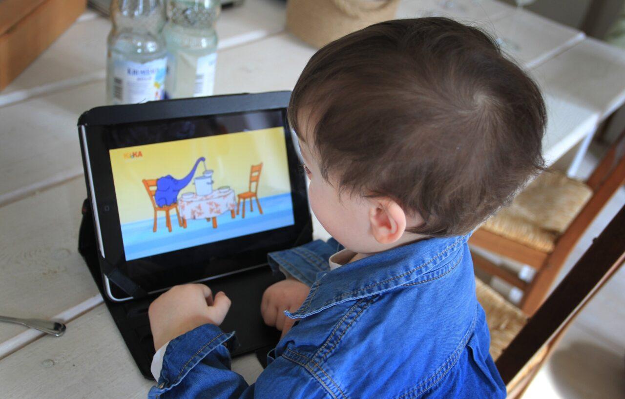 Вредно ли смотреть детям мультики на планшете