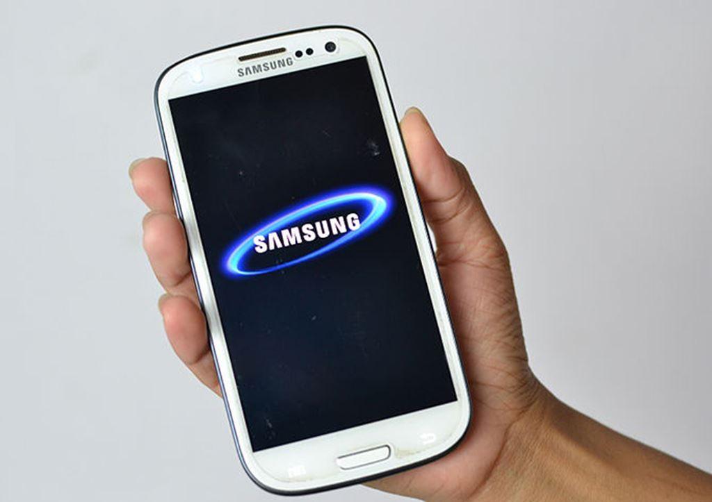 Фото телефон не включается. Экран включения самсунг. Телефон самсунг а51. Samsung Galaxy Mini включается. Включение телефона самсунг.