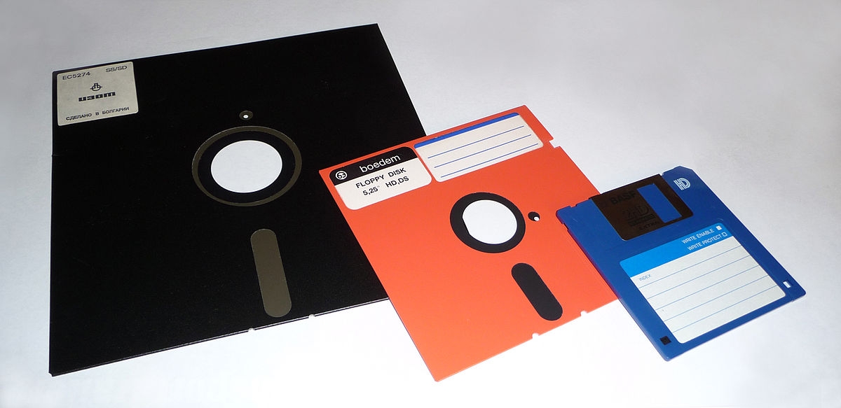 https://upload.wikimedia.org/wikipedia/commons/thumb/a/aa/Floppy_disk_2009_G1.jpg/1200px-Floppy_disk_2009_G1.jpg