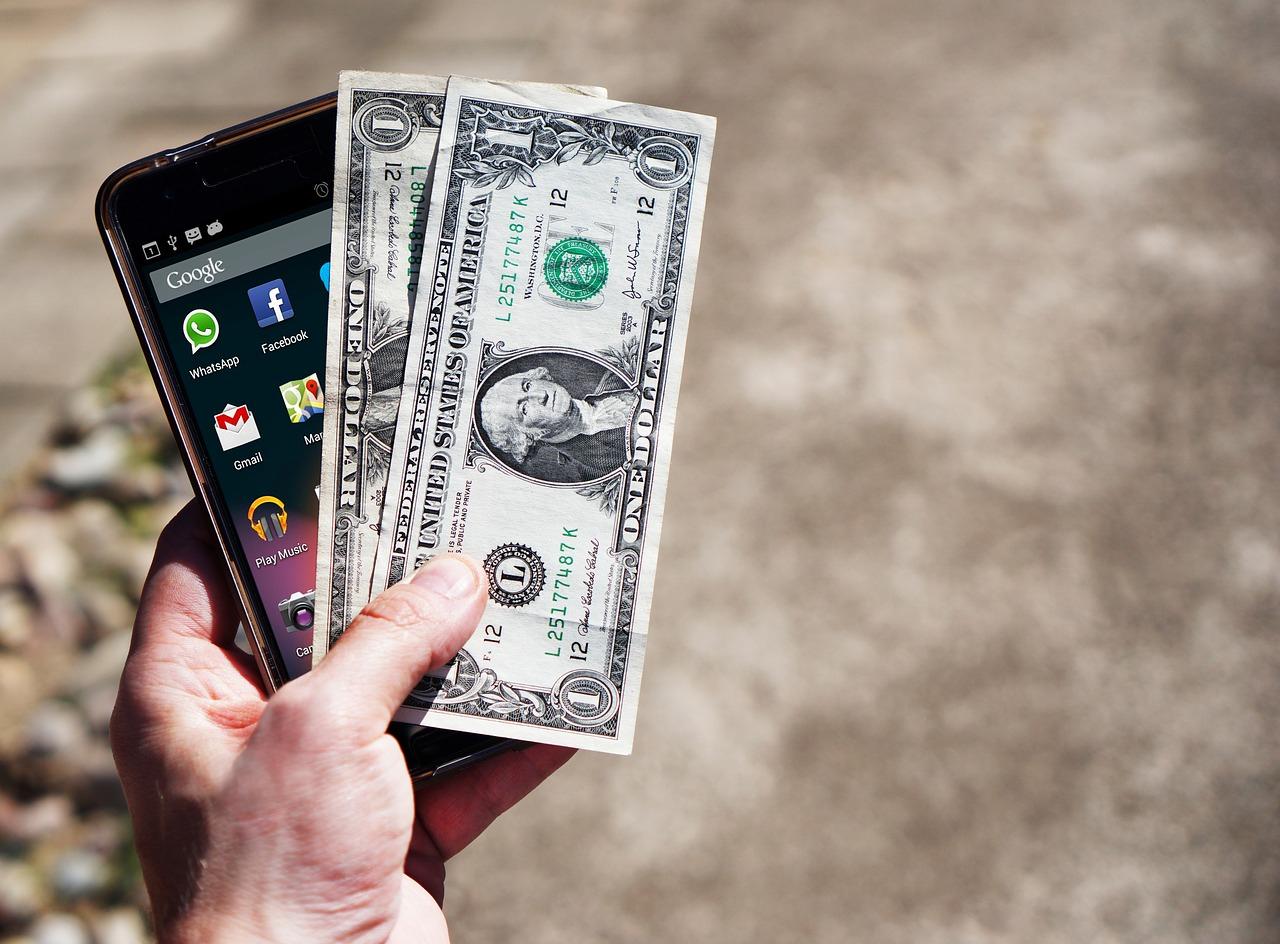 Доллар взлетел до 75 — стоит ли торопиться с покупкой телефона?