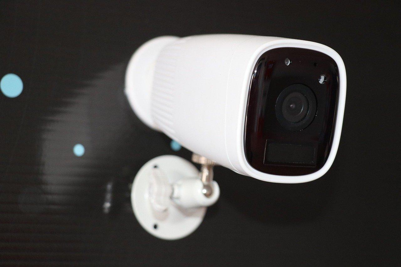Камеры видеонаблюдения могут помочь грабителям — они рассказывают, когда дома никого нет